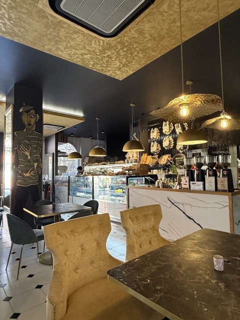 Art Bakery & Gourmet: Speciality Coffee, Breakfast & Artisan Pizza, Birthday Cakes.: the room