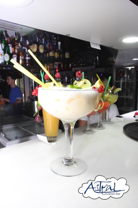 Astral Bar Coctelería: the room