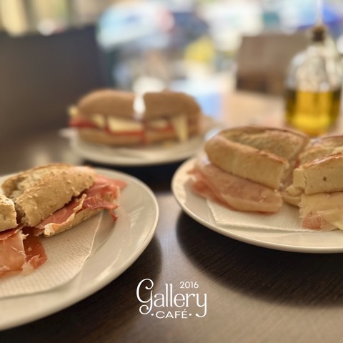 Gallery Cafe: the room