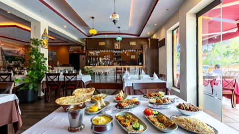 Mumbai City Indian Restaurant: the room