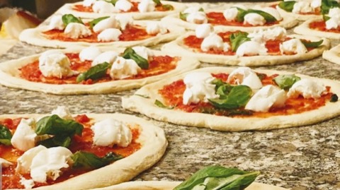 Pizzeria da Michele: the room