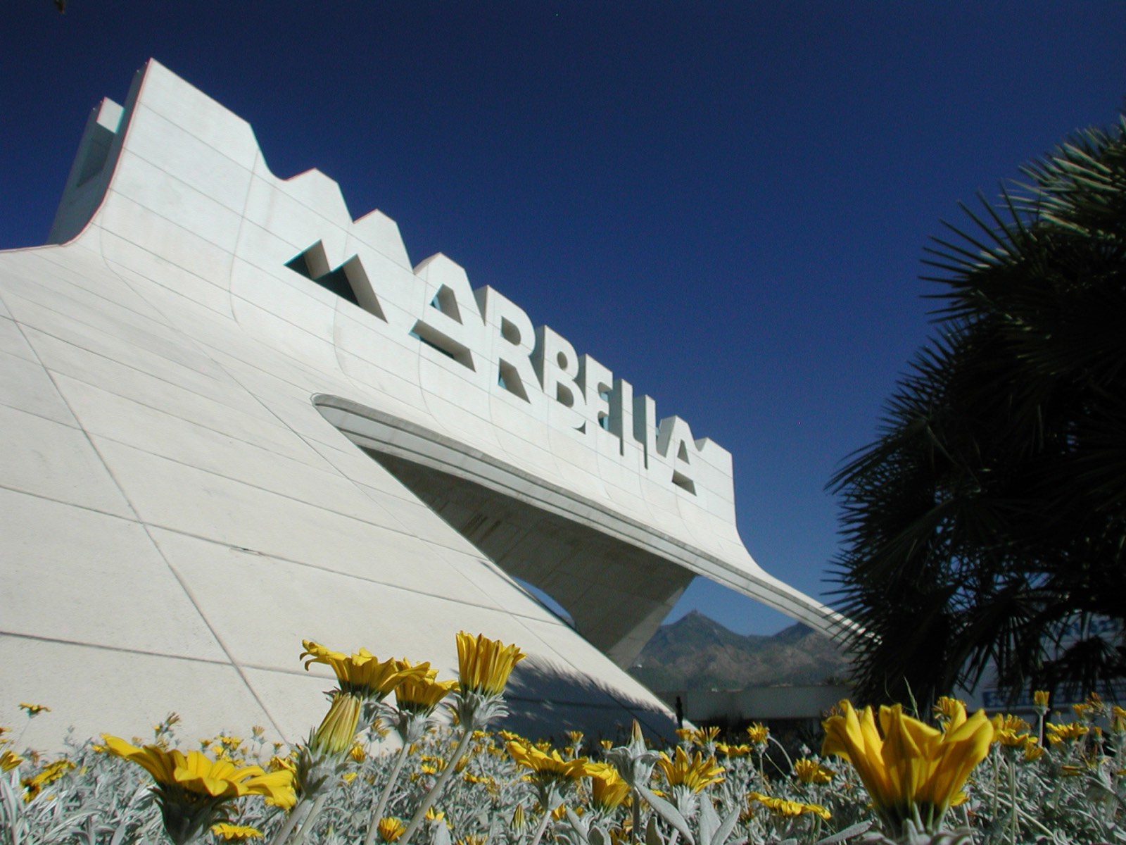 The Marbella town-entrance monument, with the La Concha mountain behind it
