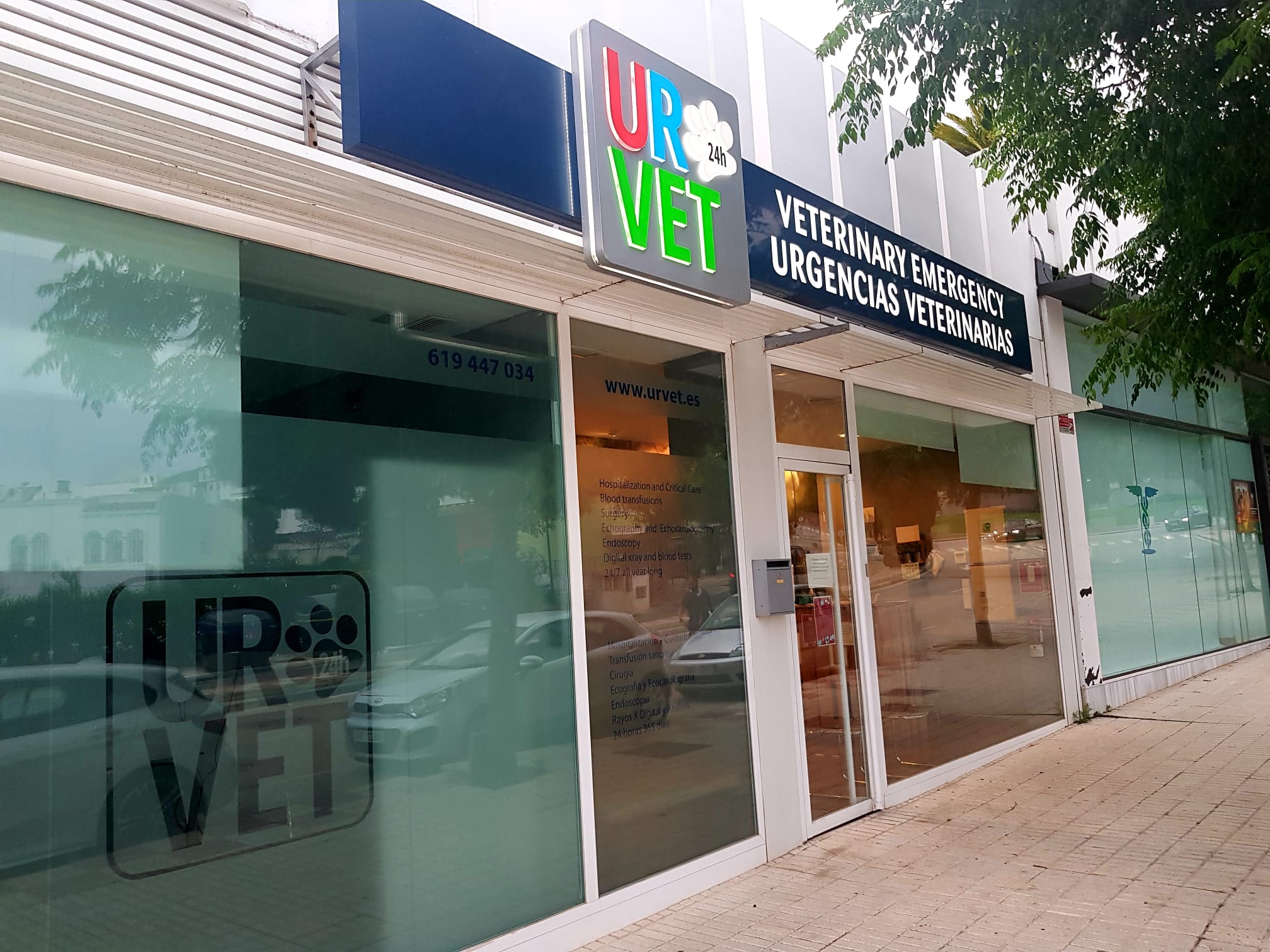 The storefront of Urvet Marbella, a 24-hour veterinary emergency clinic