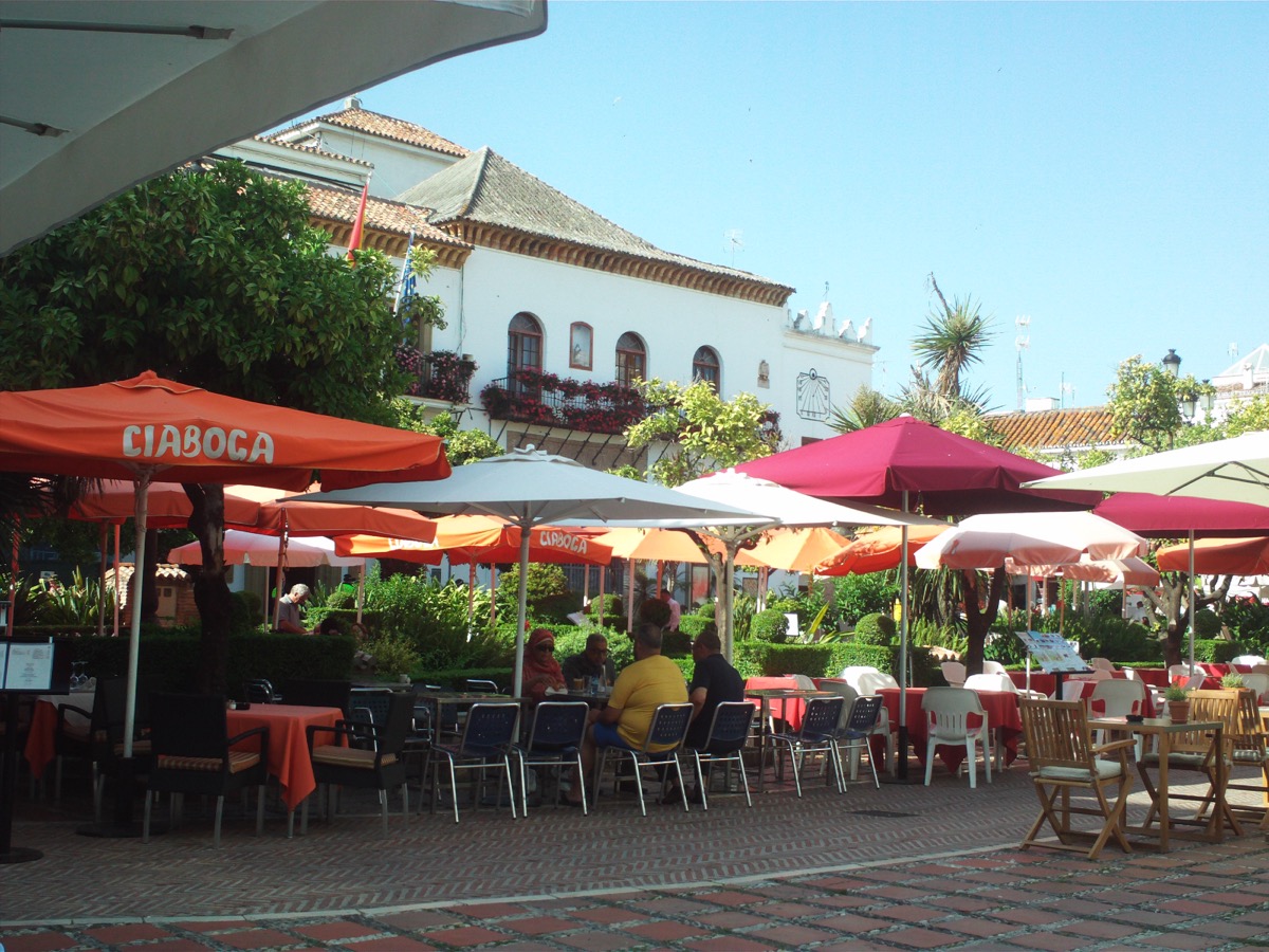 Square, town hall and restaurant tables at Plaza de los Naranjos