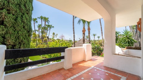 Apartment asking €2,300,000 in Marina Puente Romano, Marbella