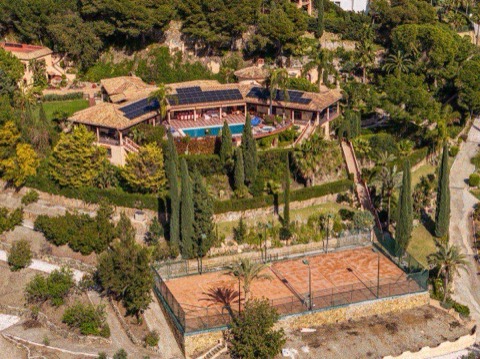 Mansion asking €11,900,000 in Altos del Paraiso, Marbella