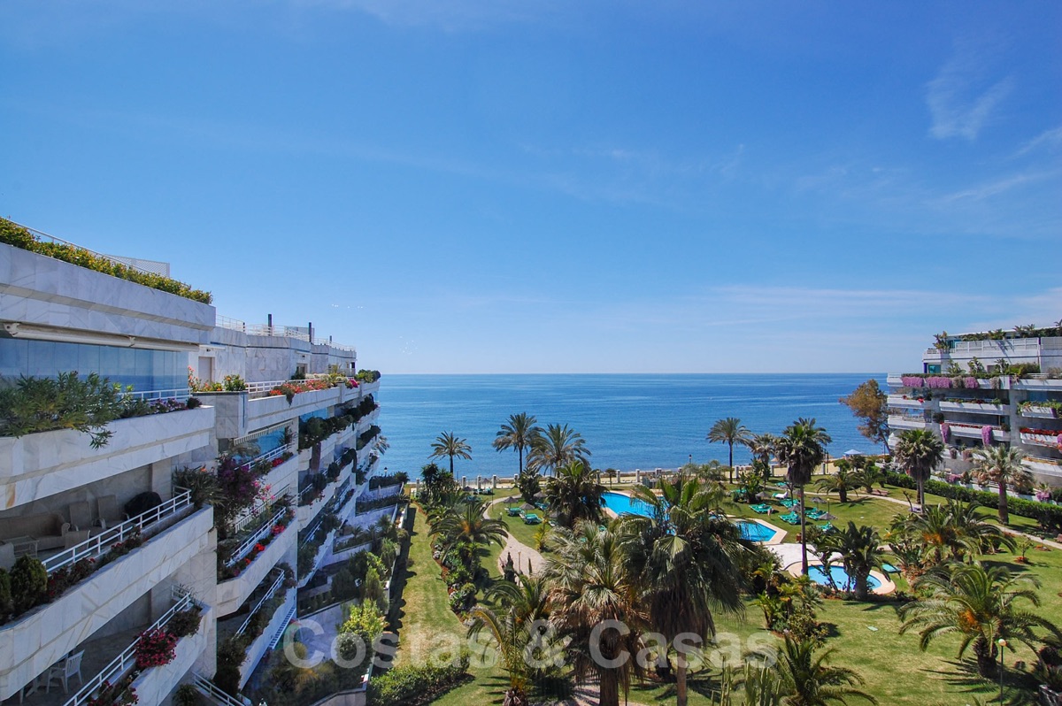 Kaskadowe bloki apartamentów, ogrody i basen w Playa Esmeralda na wybrzeżu Golden Mile w Marbella
