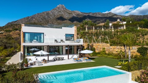 Villa asking €14,995,000 in Marbella Hill Club, Marbella