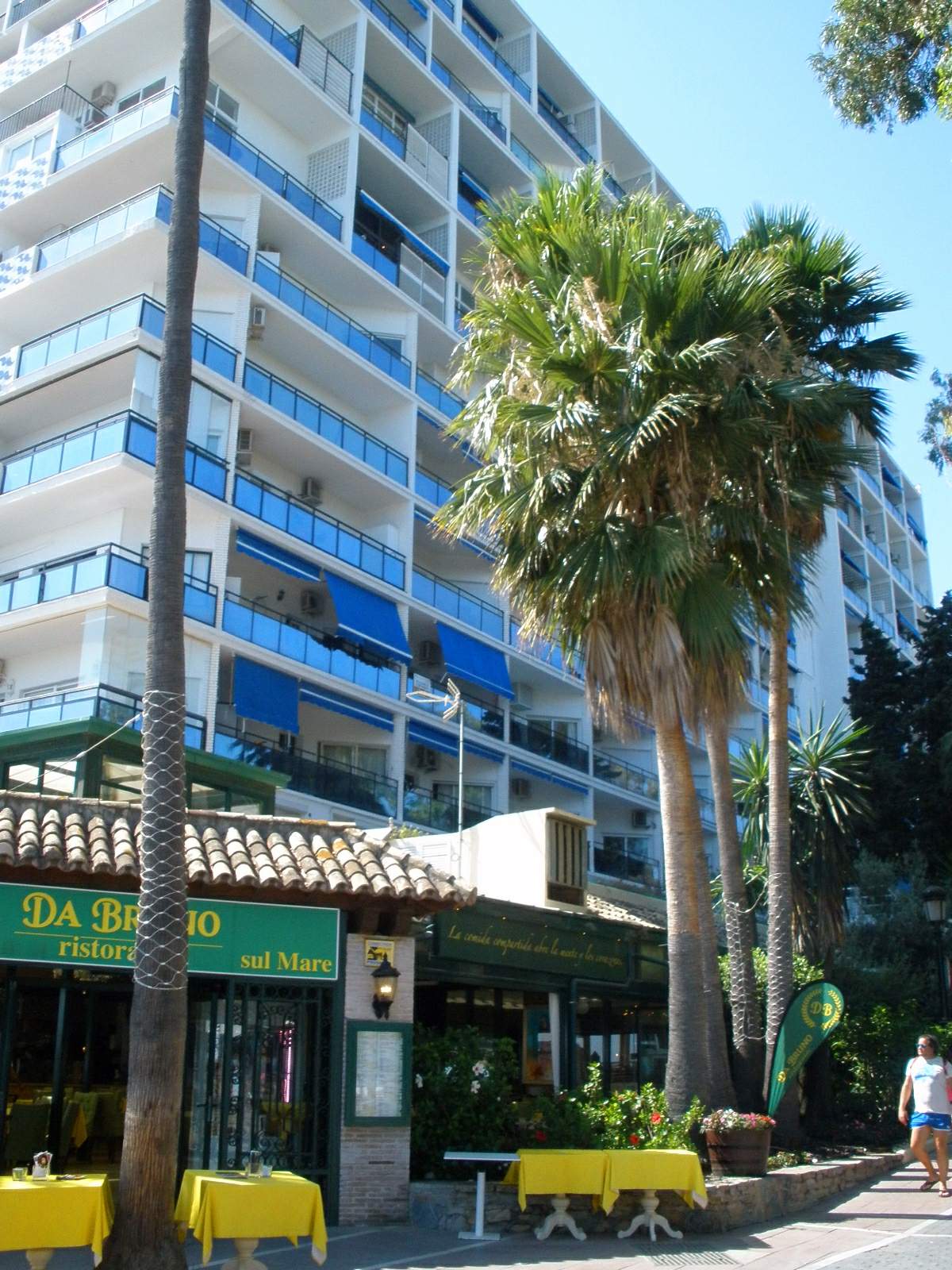 The Paseo Marítimo, Marbella's seafront promenade, in Dezember