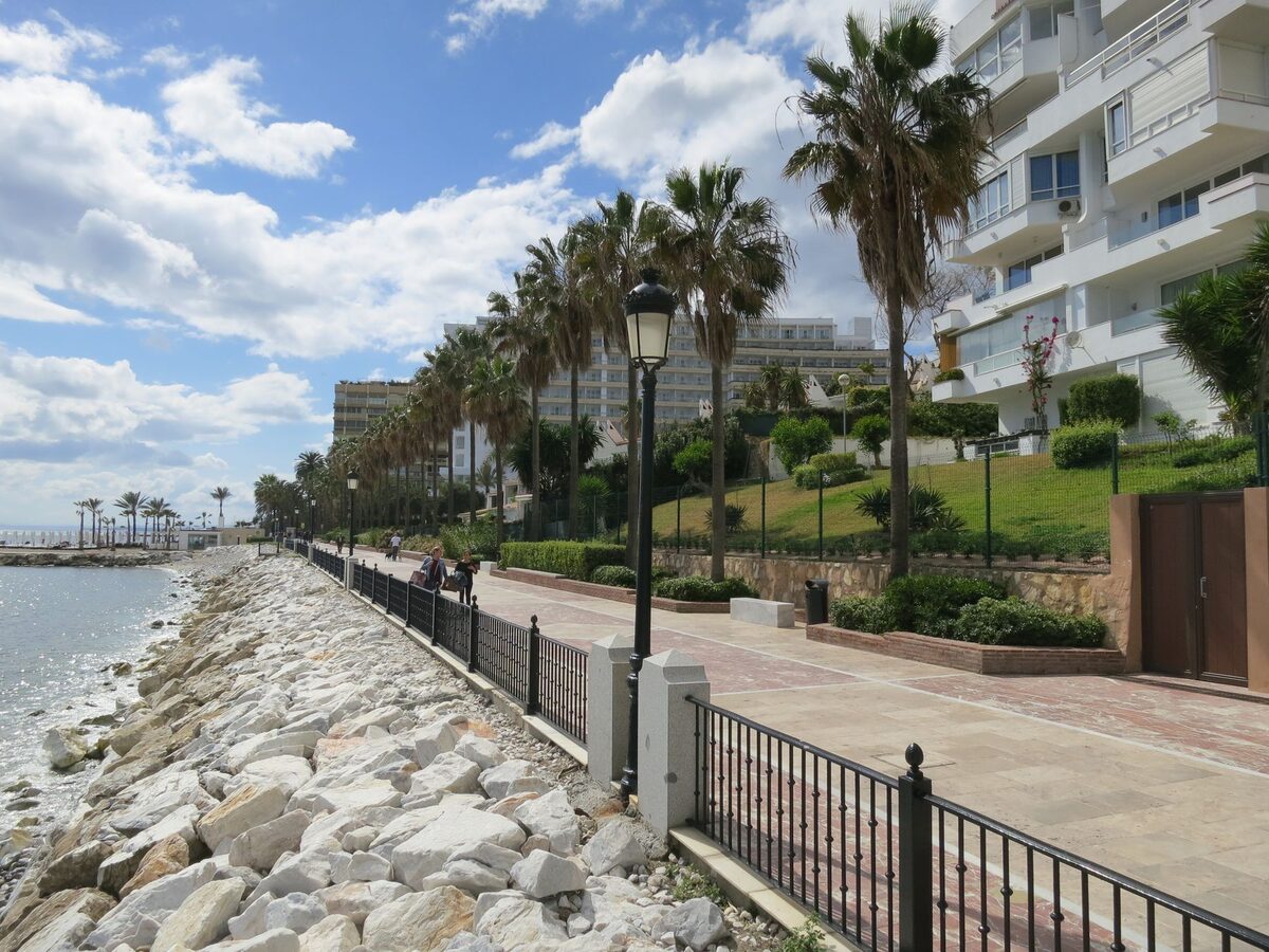 The Paseo Marítimo, Marbella's seafront promenade, in März
